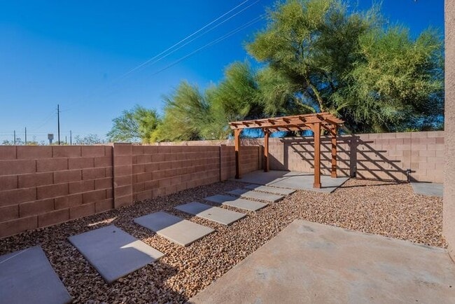 Building Photo - Bright & Inviting Tucson Home Near Davis-M...