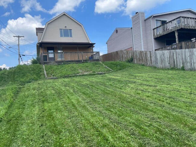 Building Photo - AVAILABLE NOW!! 3 BED 1 BATH SINGLE FAMILY...