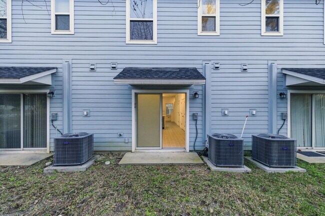 Building Photo - ***Special Remaining April free rent*** | Move-In Ready Rental in Prime SW Ocala Location