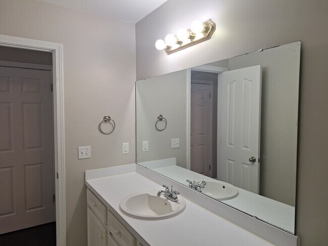 Building Photo - Fantastic Three Bedroom Home in Lexington!