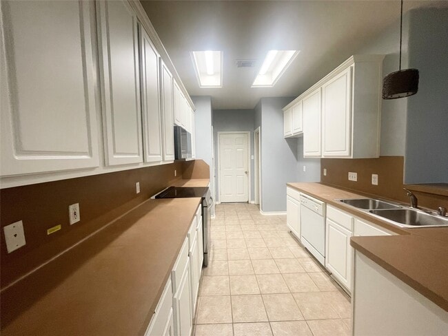 Building Photo - 16854 Carrollton Creek Ln