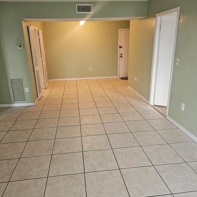 Building Photo - 4174 Inverrary Dr