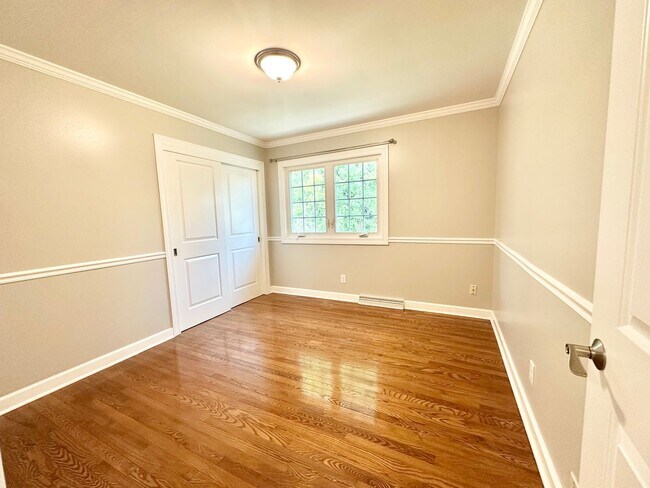 Building Photo - Desirable Mequon Home in Heart of Ville du...