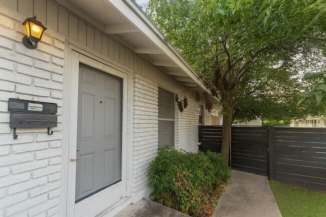 Building Photo - 607 Bellevue Pl