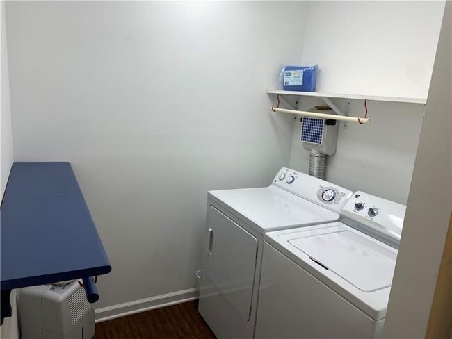 Building Photo - 3095 Colonial Way