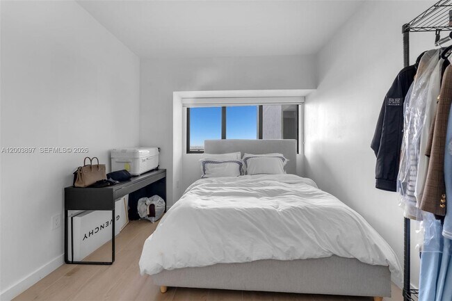 Building Photo - 650 NE 32nd St