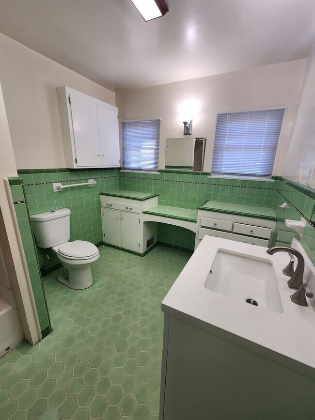 Building Photo - Adorable and Spacious 4 Bedroom Farmhouse W/Bonus Room- Water, Trash and Wifi Included!