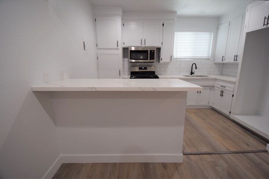 Building Photo - 5117 Laurel Canyon Blvd