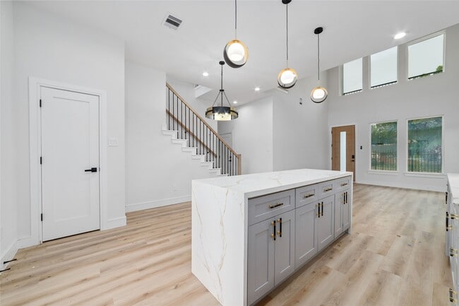 Building Photo - 6717 England St