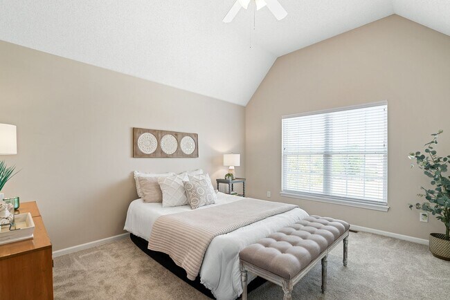 Building Photo - {13862} Spacious townhome in Prime Location + Maintenance Provided Community + Neighborhood Pool ...