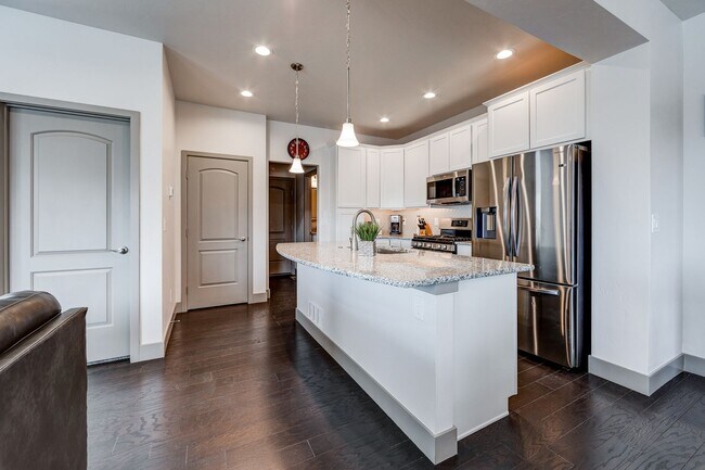 Building Photo - 2 Bedroom Luxury townhome