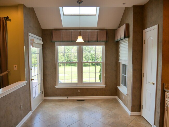 Building Photo - Gorgeous Former Model 4 Bed 2.5 Bath Townh...