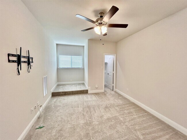 Building Photo - 541 Firethorn Dr