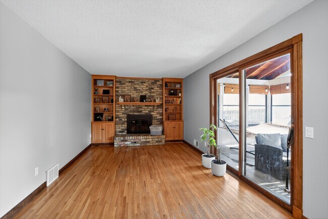 Building Photo - 1710 Shadyview Ln N