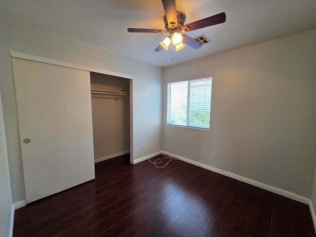 Building Photo - Cozy 3 Bedroom Single Story Home with a Den