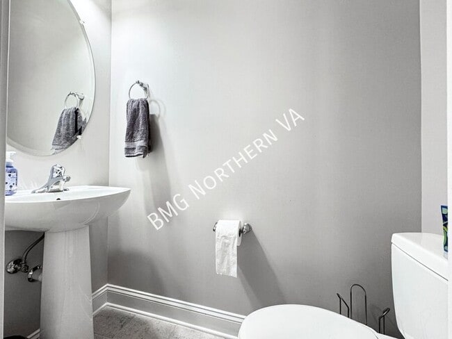 Building Photo - 9471 Canonbury Square