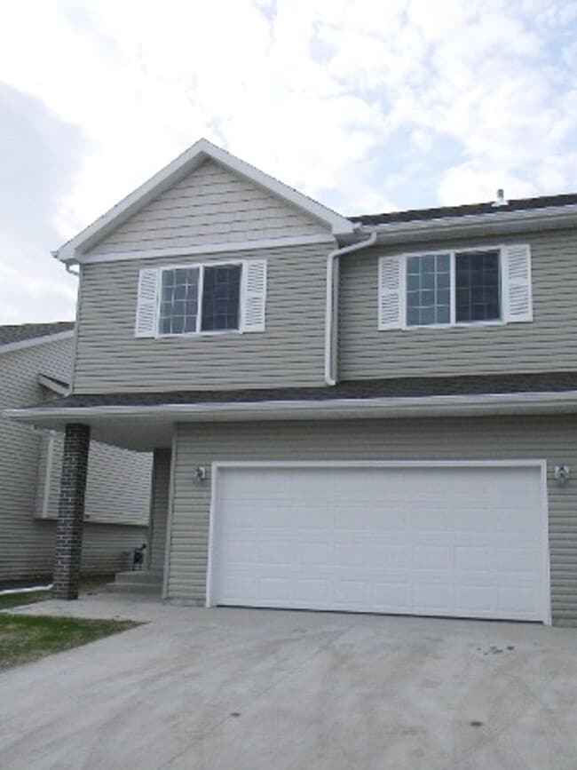 Building Photo - 3 Bed 3 Bath Twin Home