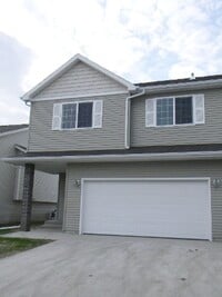 Building Photo - 3 Bed 3 Bath Twin Home