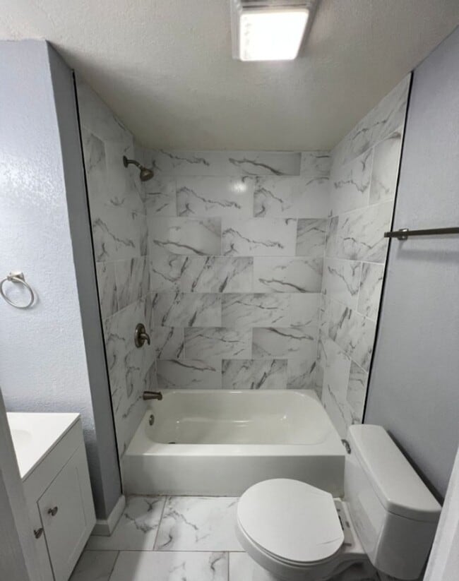 Building Photo - Spacious 5 Bedroom Bungalow in Historic No...
