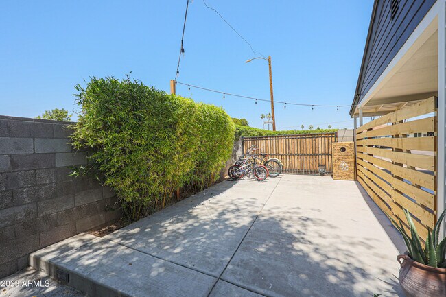 Building Photo - 901 W Berridge Ln