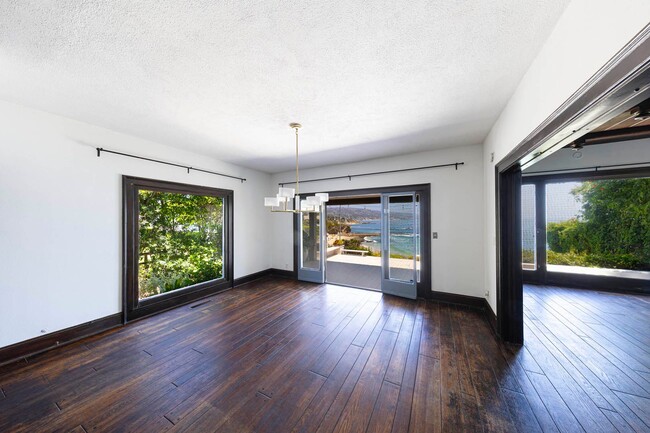 Building Photo - Incredible ocean views and private steps t...