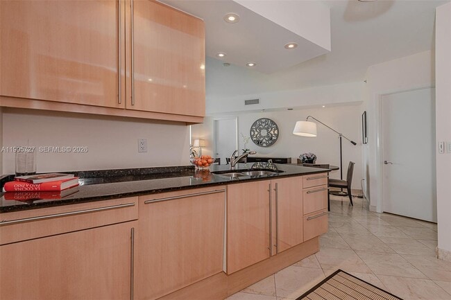 Building Photo - 1000 South Pointe Dr