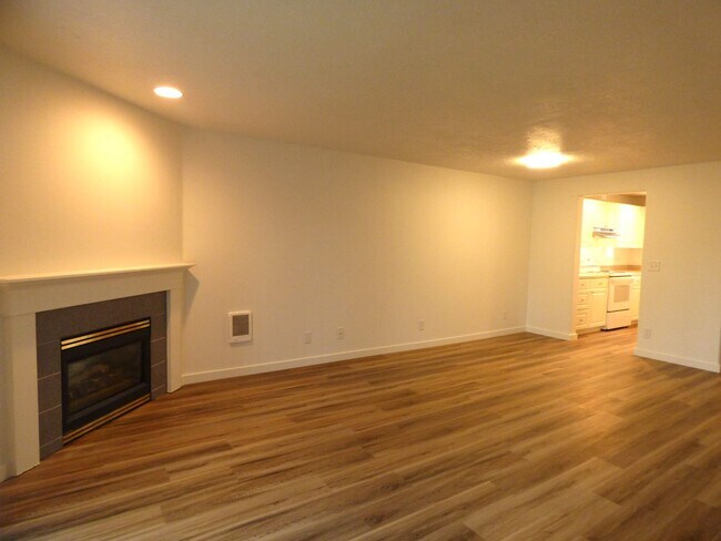 Building Photo - 3 bed 2 bath Duplex