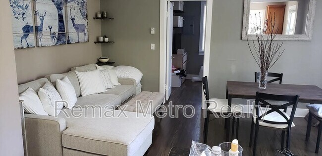 Building Photo - 533 11th Ave E