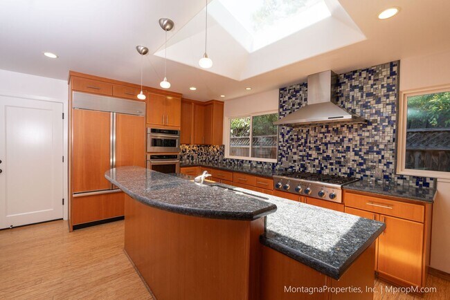 Building Photo - Beautiful, meticulously updated and  maint...