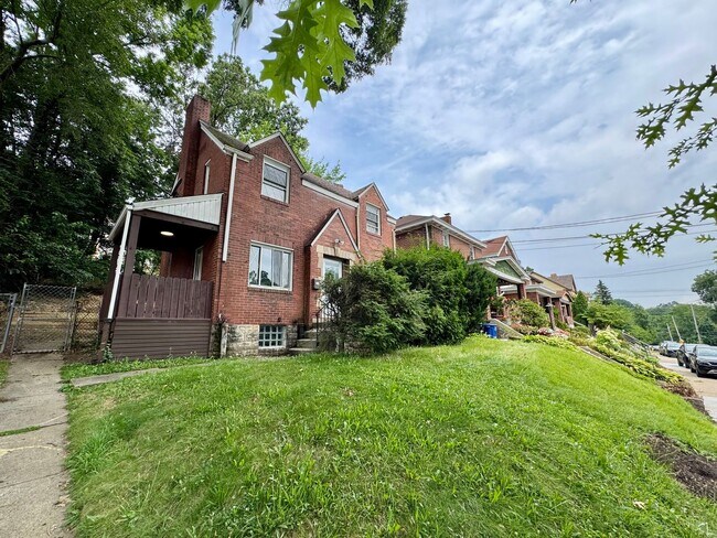 Building Photo - Adorable 2 Bed 1 Bath Home in Brookline W/dedicated office/library space!