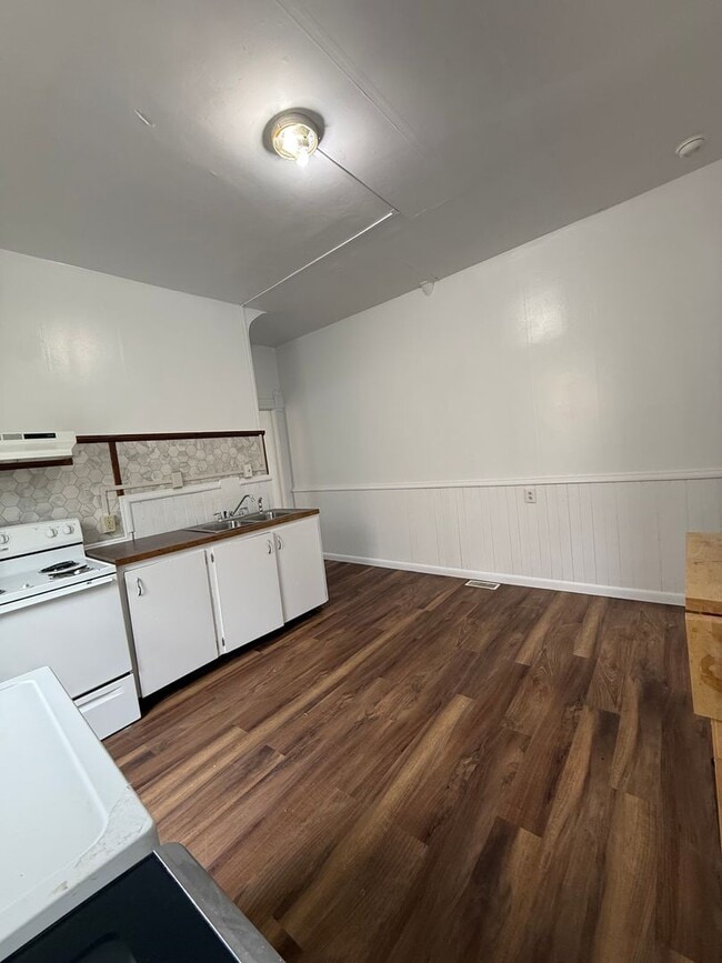 Building Photo - 227-229 S Washington