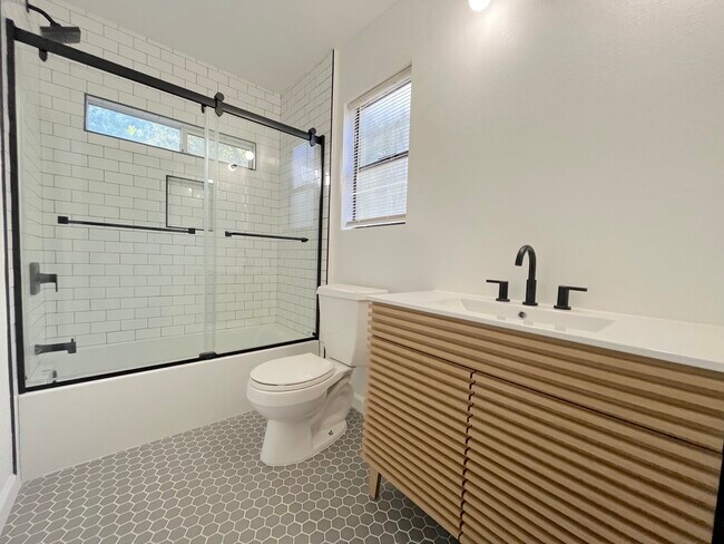 Building Photo - 906 N Kings Rd