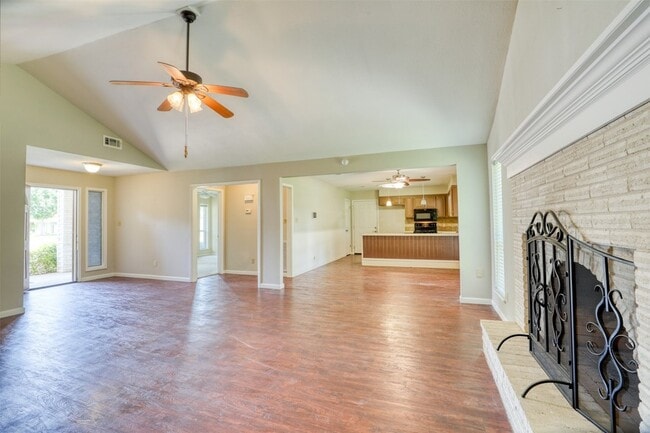 Building Photo - 607 Rosewood Dr