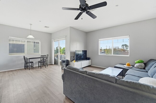 Building Photo - Bright 3-Bed Townhouse in Quiet Gated Community Near ASU