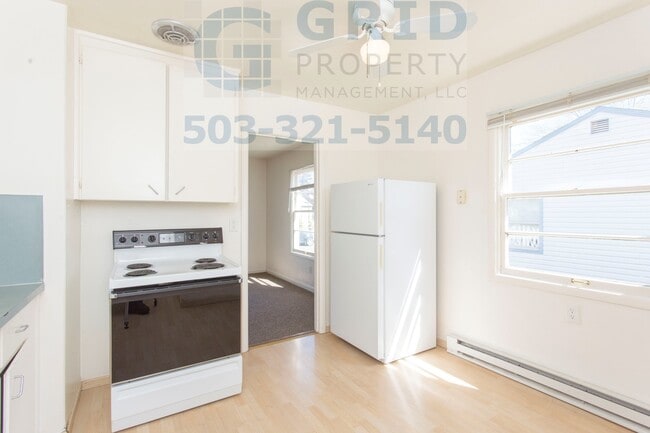 Building Photo - Two Bedroom Bungalow Available in Lents Ne...