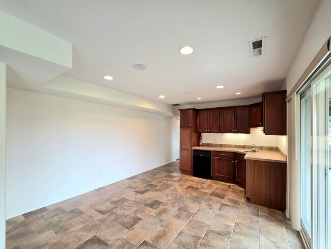 Building Photo - Grandiose Home on 1 Acre -- in East Wenatchee for Rent!! **5 Bed, 3 Bath**