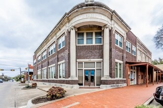 Building Photo - 103 Historic Town Square
