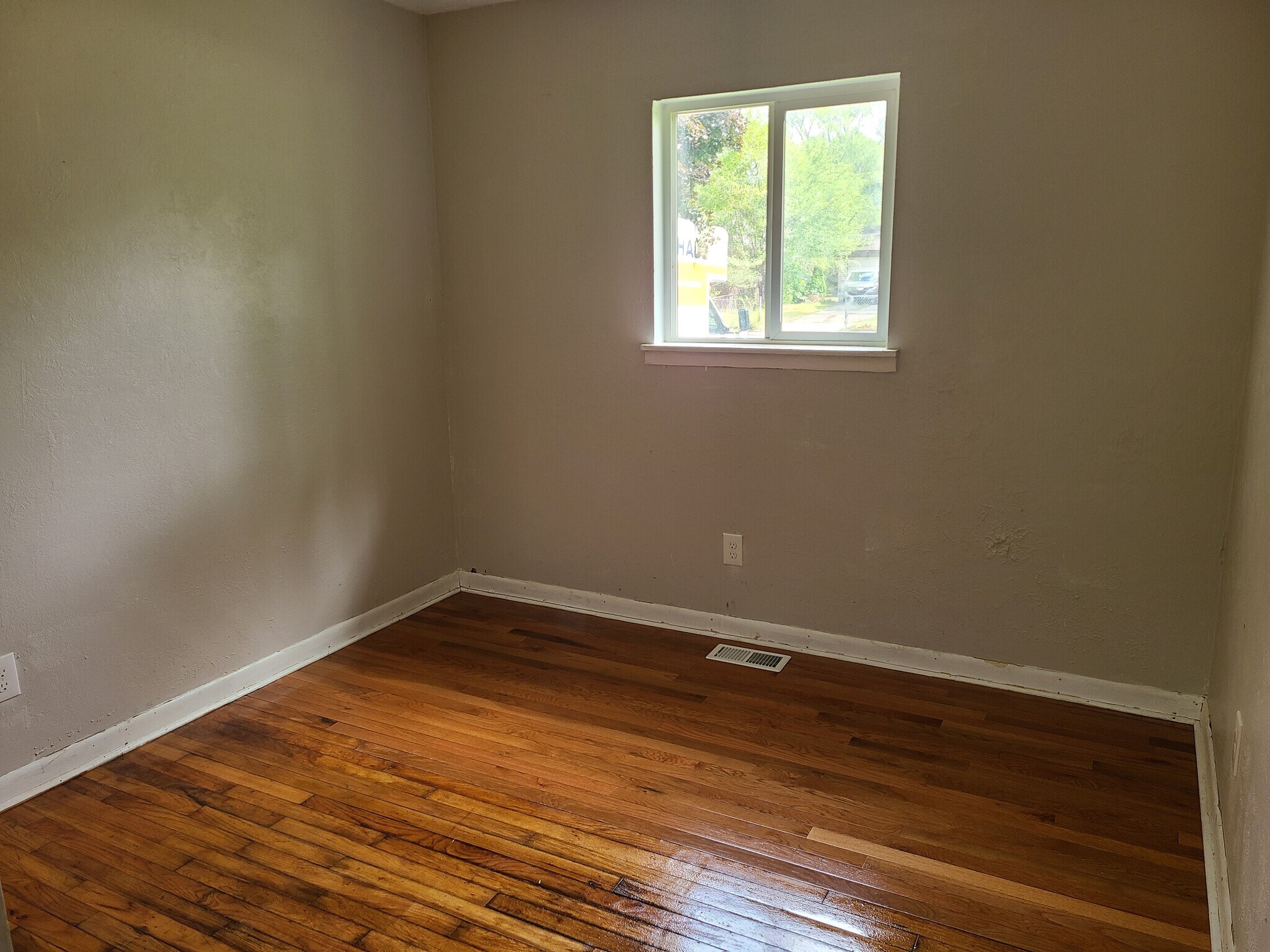 Building Photo - 682 Oswego Ave