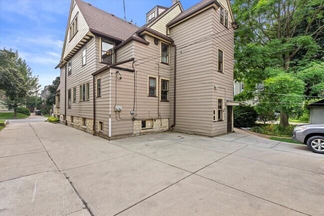 Building Photo - 2581 N Maryland Ave