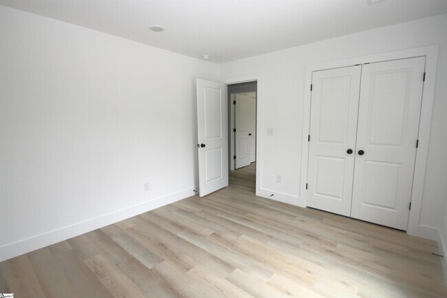 Building Photo - 404 Sierra Rd