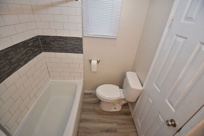 Building Photo - Mishawaka 1/2 story 3 bedroom single-family home with garage