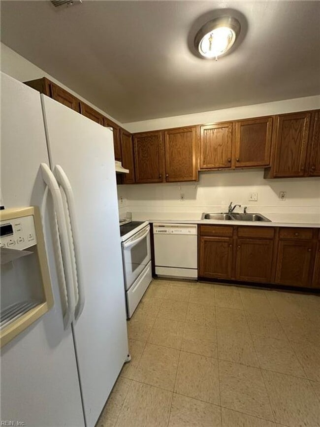 Building Photo - Courthouse Green