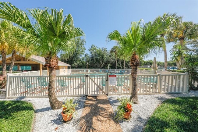 Building Photo - 4755 Village Garden Dr