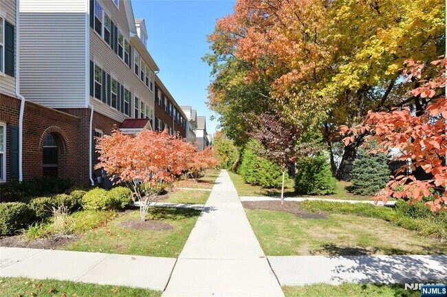 Building Photo - 60 Litchfield Ln