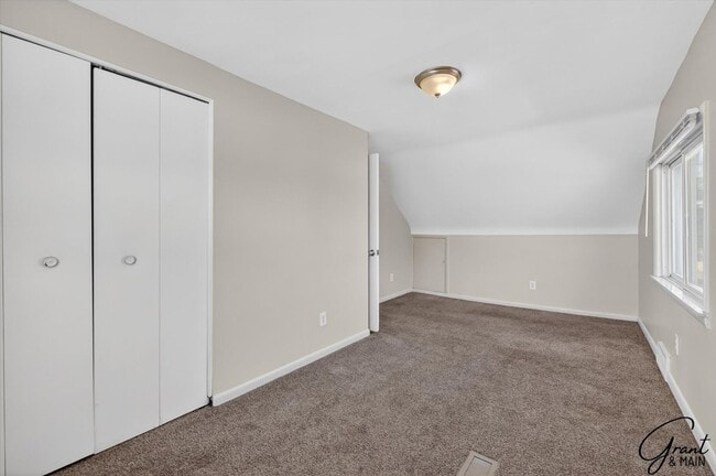 Building Photo - $1450 4 Bedrooms