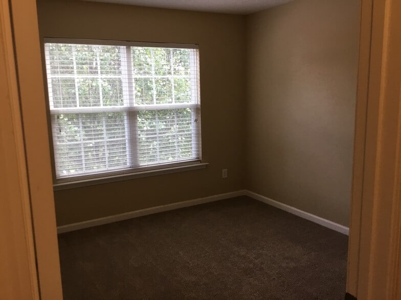 Building Photo - 6004 Glen Way Dr