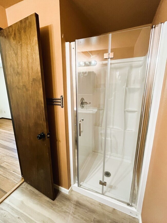 Building Photo - HALF OFF OF FIRST MONTH'S RENT! Beautifull...