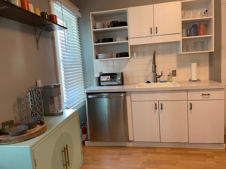 Coffee/tea bar in kitchen. - 28 Saint James Pl