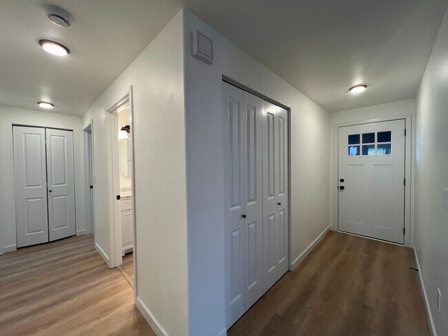 Building Photo - $500.00 OFF Move In Costs Special!