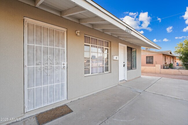 Building Photo - 2057 E 10th St